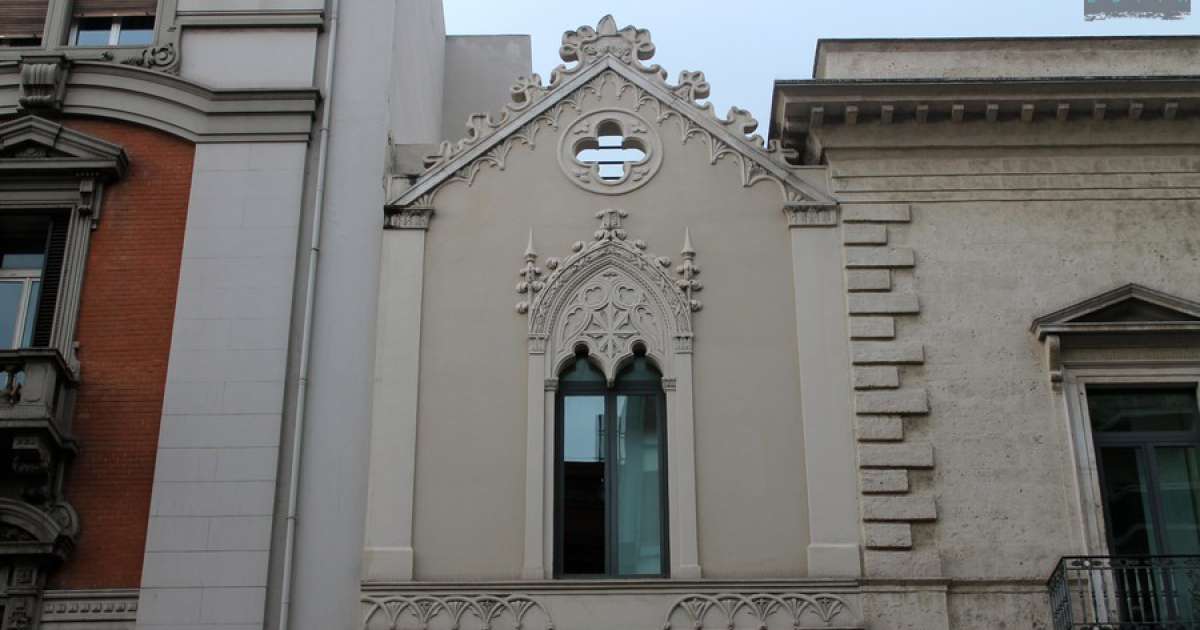 Bari, corso Vittorio Emanuele: quella chiesa neo-gotica incastonata tra due palazzi